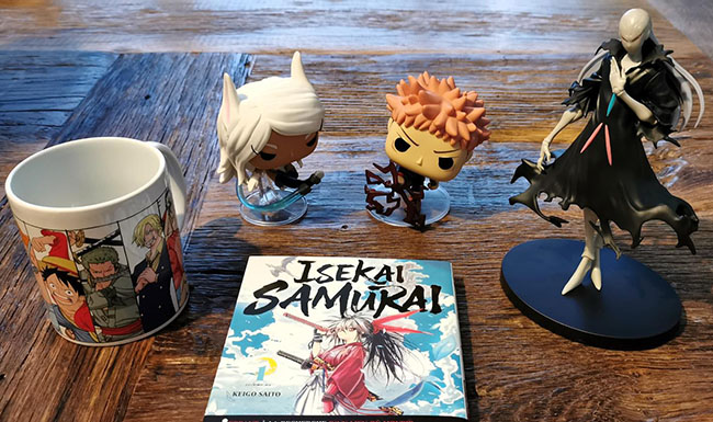 Contenu réel d'une box manga surprise : mug One Piece, deux Funko Pop, figurine de 17 cm et manga Isekai Samurai